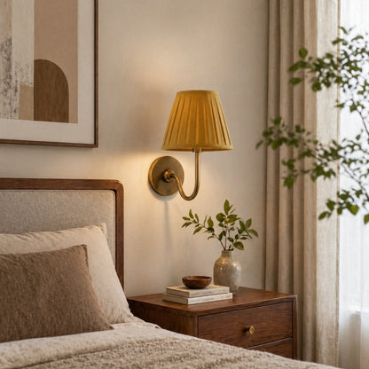 Wandlamp met Geplisseerde Stoffen Kap – Klassieke Verlichting voor Slaapkamer en Woonkamer