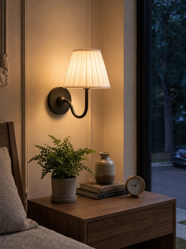 Wandlamp met Geplisseerde Stoffen Kap – Klassieke Verlichting voor Slaapkamer en Woonkamer
