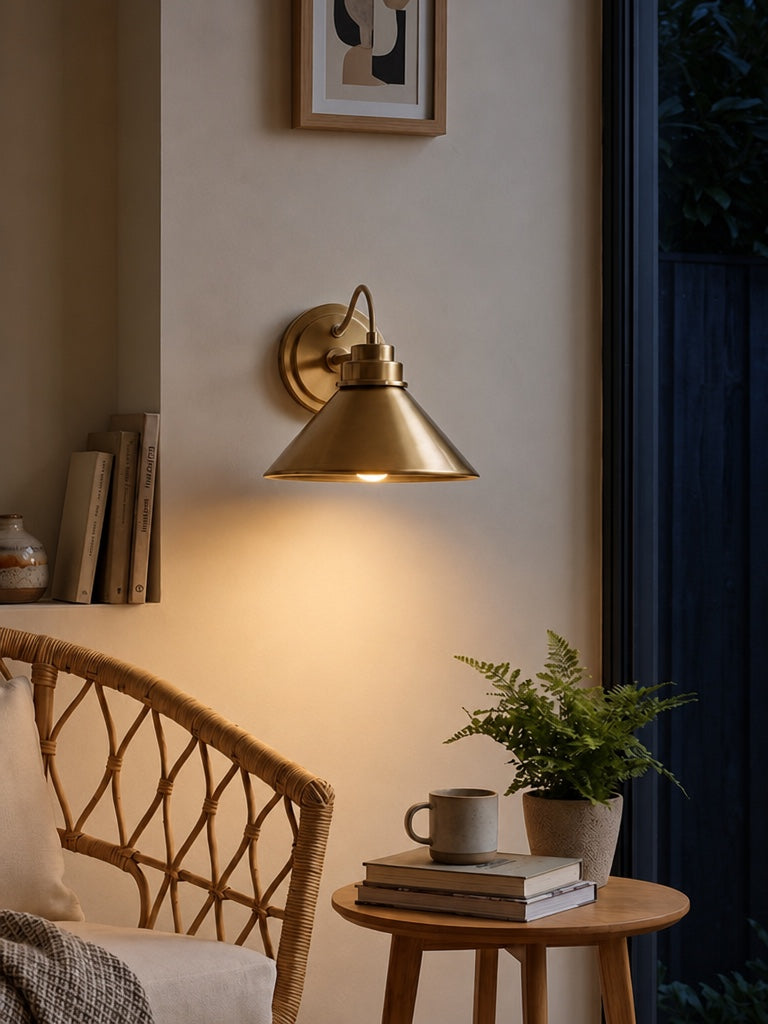 Globe Wandlamp met Gebogen Arm – Moderne Industriële Verlichting voor Badkamer, Slaapkamer en Gang