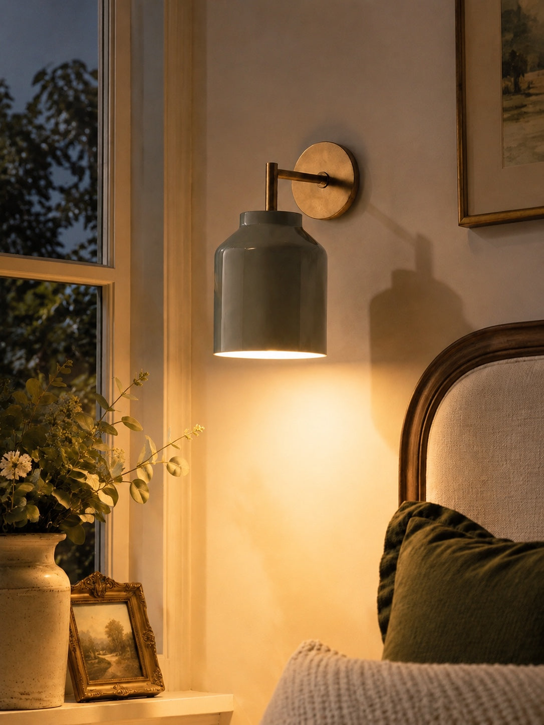 Wandlamp met Melkglazen Kap en Metalen Accenten Minimalistisch Design Sfeerlamp Hal Gang Slaapkamer