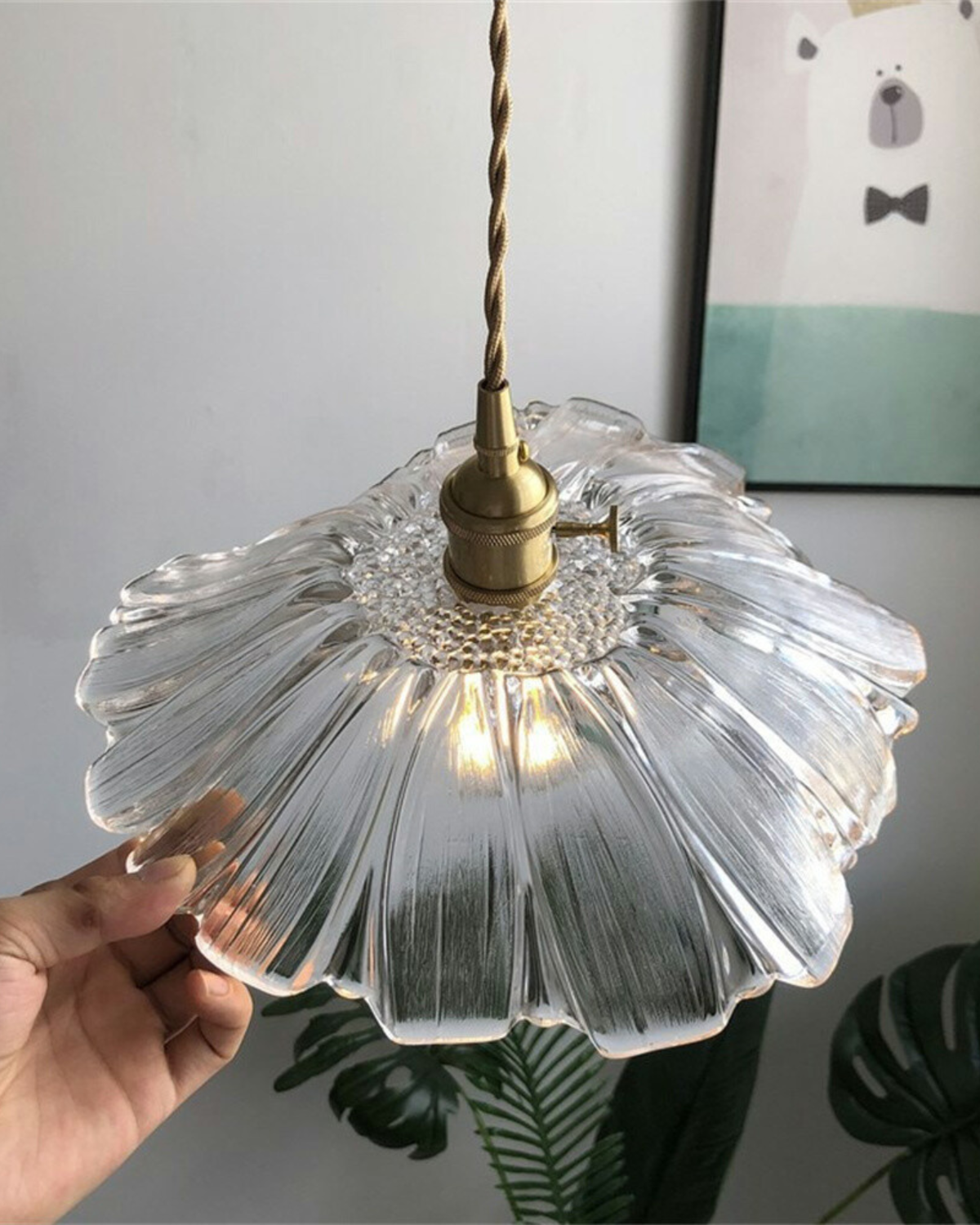 Sculpturale glazen hanglamp met messing fitting en warm licht – artistieke design plafondlamp voor eetkamer en woonkamer