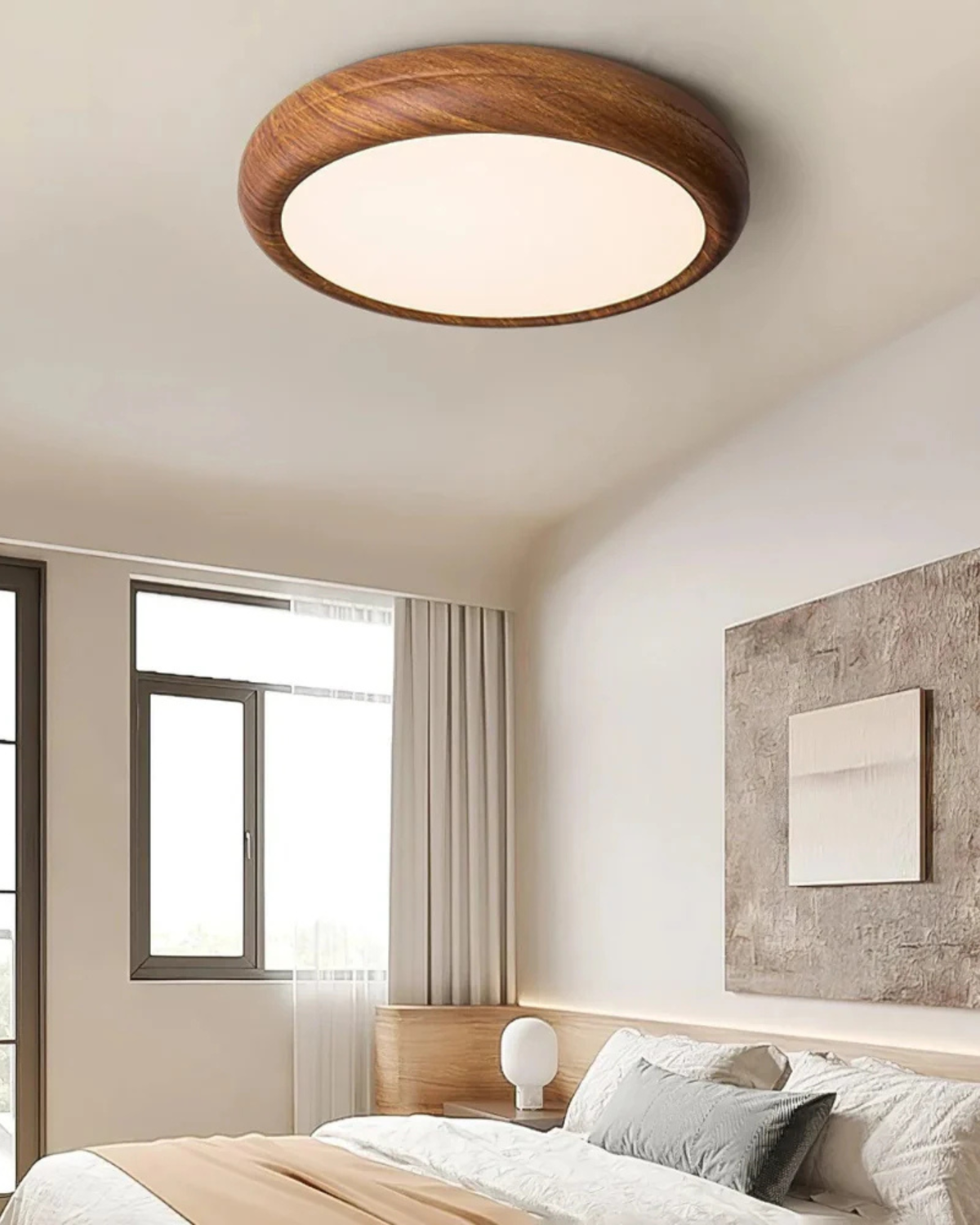 Ronde houten plafondlamp met warm diffuus licht voor serene woonruimtes