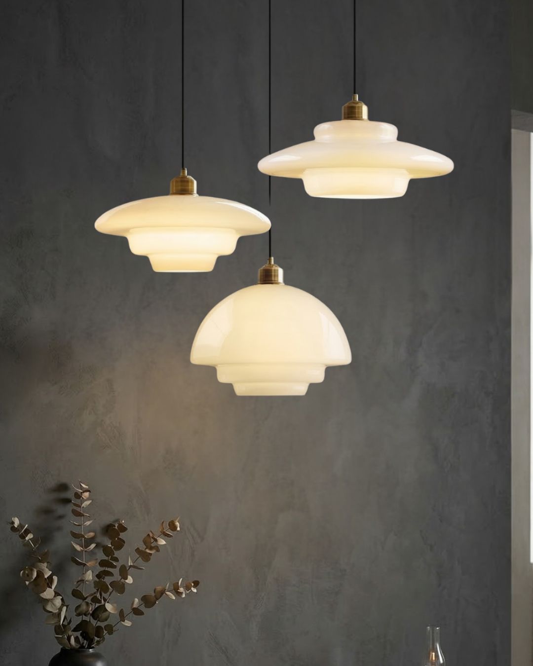 TINA Hanglamp – Mid-Century Melkwit Glas met Geborsteld Messing | Moderne Eetkamer & Keukenverlichting | Verstelbaar | E27 Fitting
