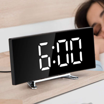 Digitale LED Wekker met Gebogen Display – Automatische Lichtregeling & Groot Scherm