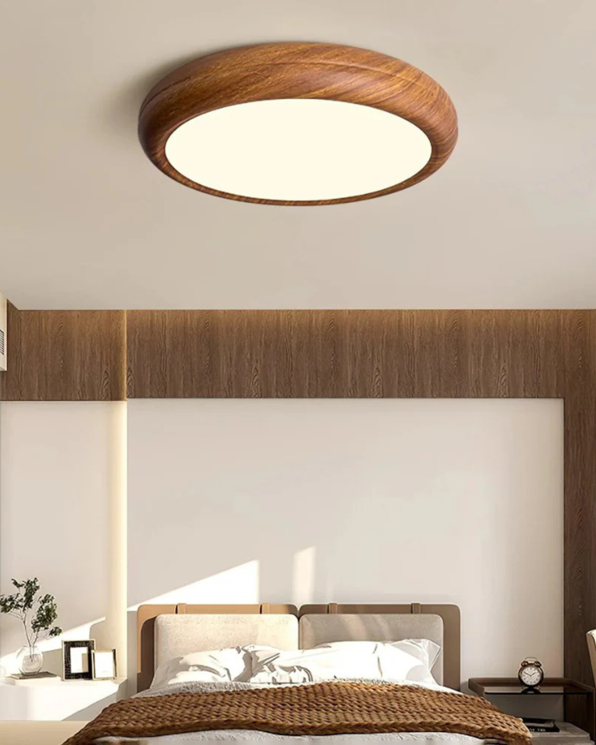 Ronde houten plafondlamp met warm diffuus licht voor serene woonruimtes