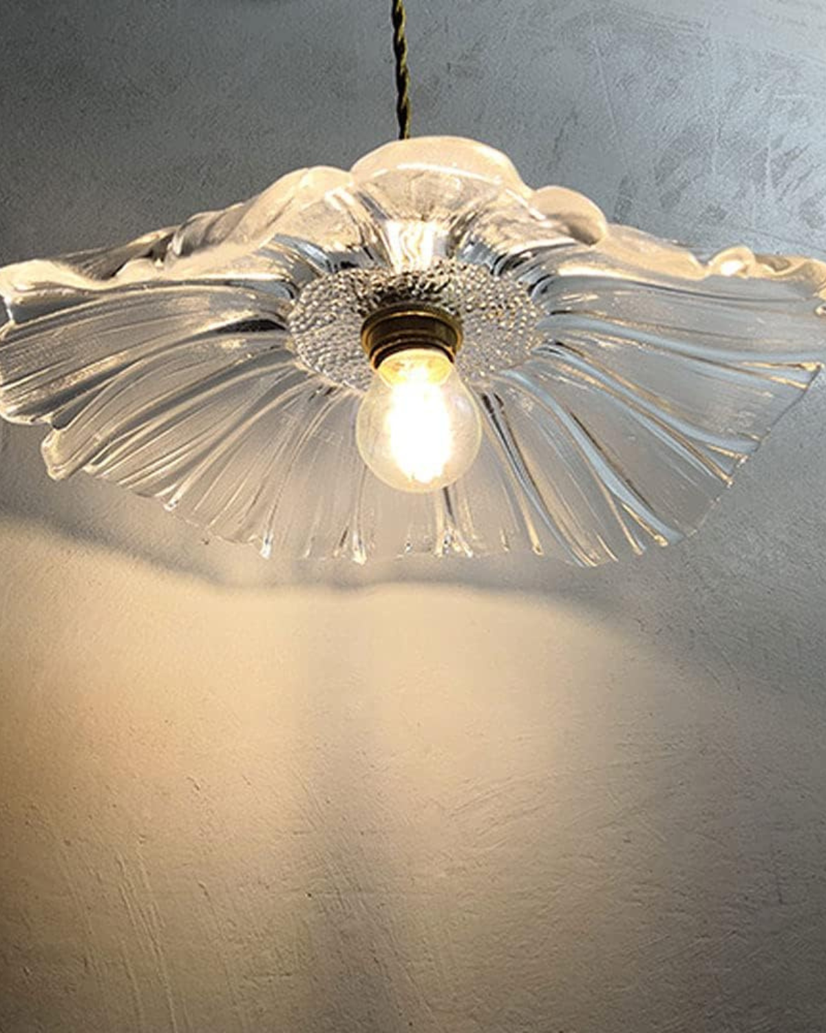 Sculpturale glazen hanglamp met messing fitting en warm licht – artistieke design plafondlamp voor eetkamer en woonkamer
