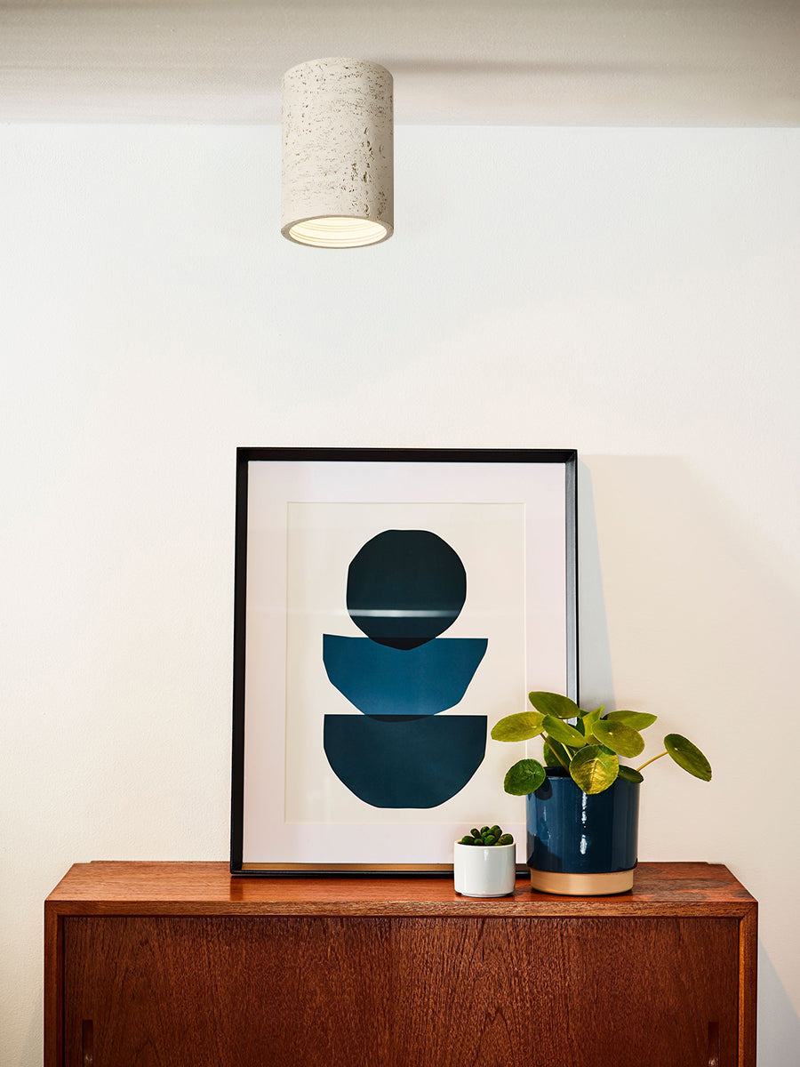 Cilindrische plafondlamp van travertijn – LED verlichting voor moderne interieurs