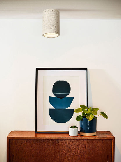 Cilindrische plafondlamp van travertijn – LED verlichting voor moderne interieurs
