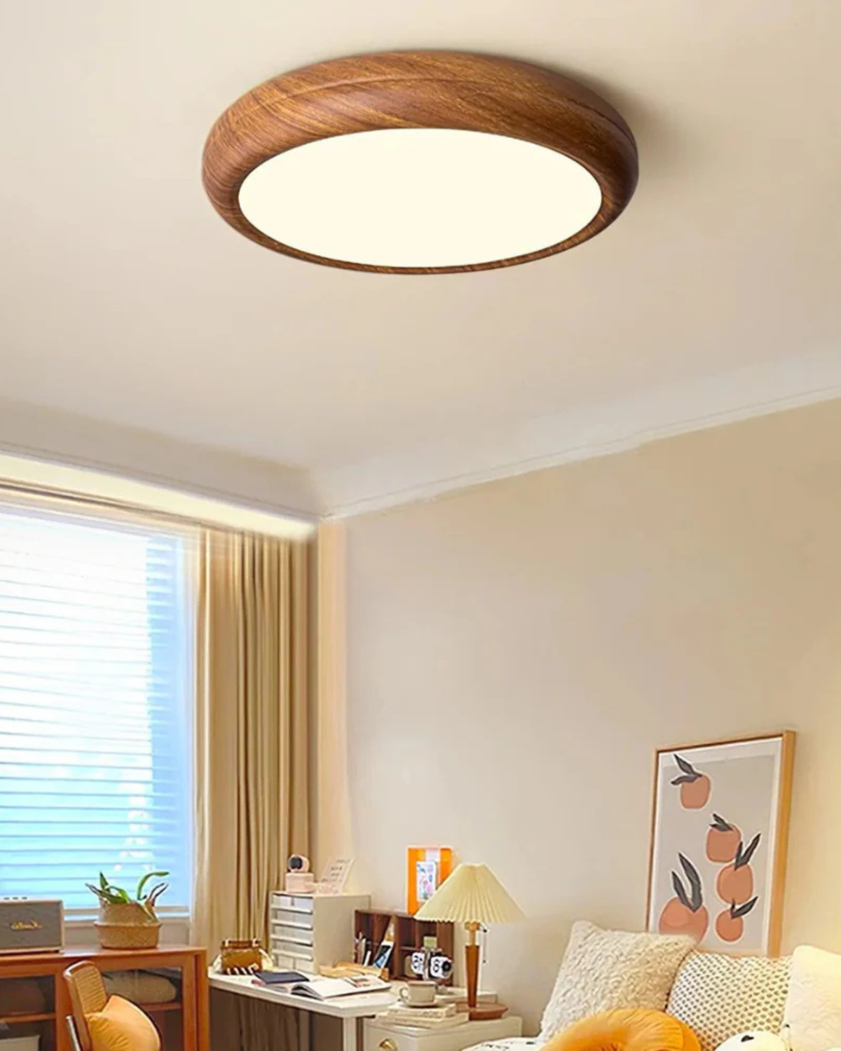 Ronde houten plafondlamp met warm diffuus licht voor serene woonruimtes