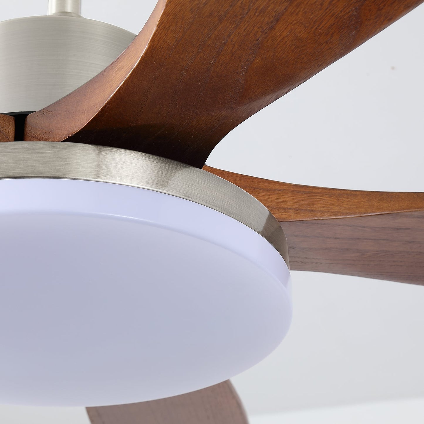 Moderne plafondventilator met verlichting – houtlook design voor ultiem comfort