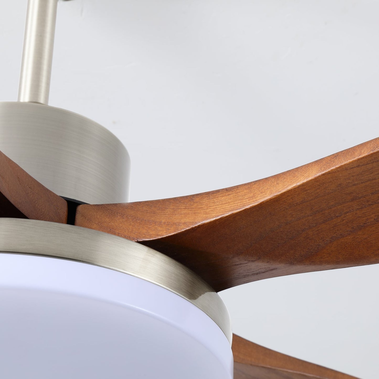 Moderne plafondventilator met verlichting – houtlook design voor ultiem comfort