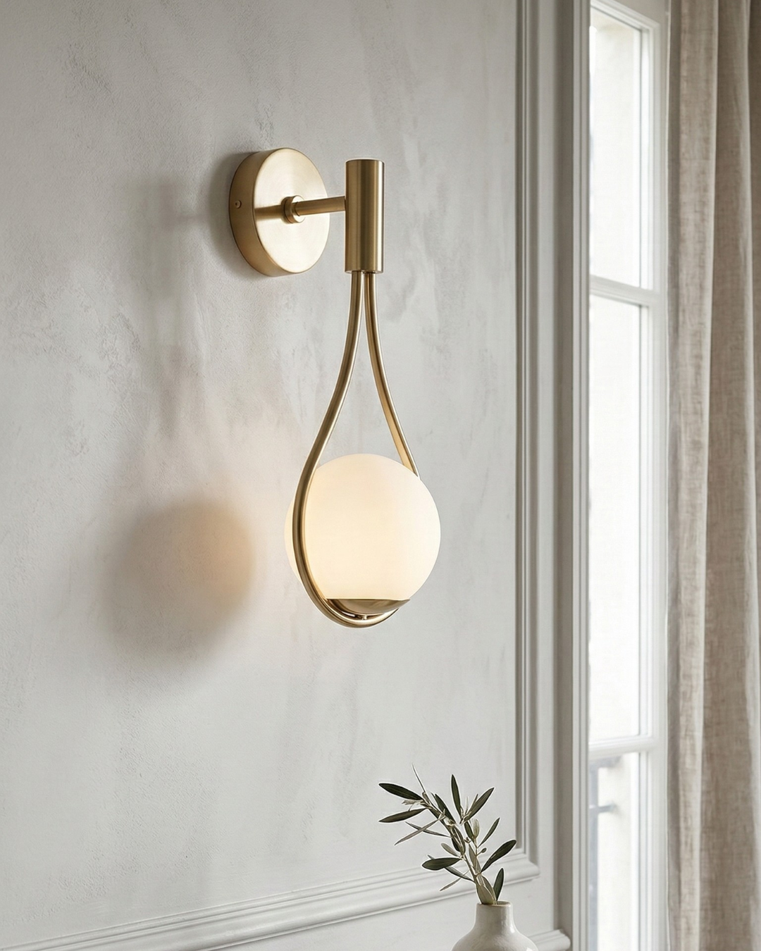 Nordische Wandlamp met Glazen Bol — Minimalistische Verlichting voor Scandinavische Interieurs