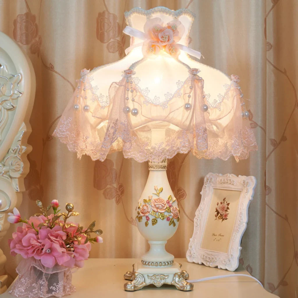 Romantische Tafellamp met Stoffen Kap en Parels – Elegante Decoratieve Nachtlamp met Kant en Rozenmotief – Klassieke Vintage Sfeerlamp voor Slaapkamer en Woonkamer