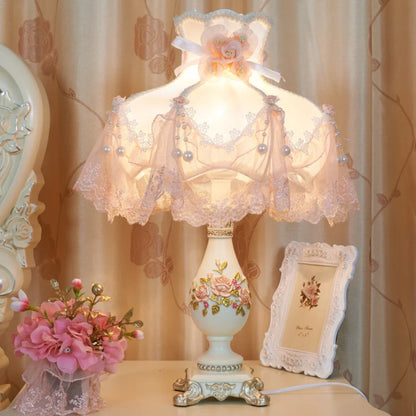 Romantische Tafellamp met Stoffen Kap en Parels – Elegante Decoratieve Nachtlamp met Kant en Rozenmotief – Klassieke Vintage Sfeerlamp voor Slaapkamer en Woonkamer