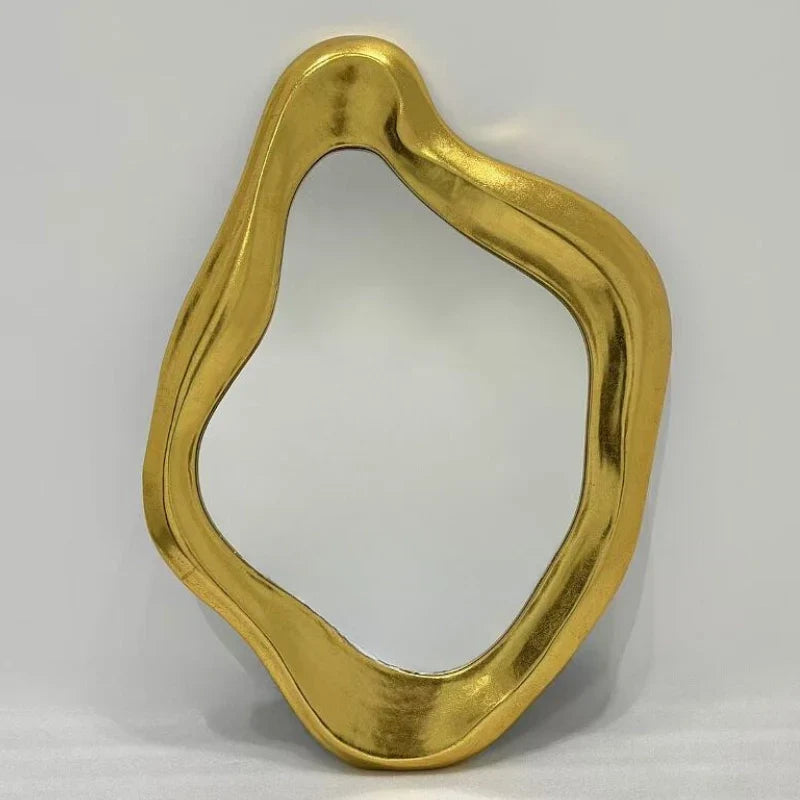Asymmetrische Wandspiegel met Goudkleurige Houtenlijst – Organische Spiegel Moderne Wanddecoratie