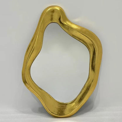 Asymmetrische Wandspiegel met Goudkleurige Houtenlijst – Organische Spiegel Moderne Wanddecoratie