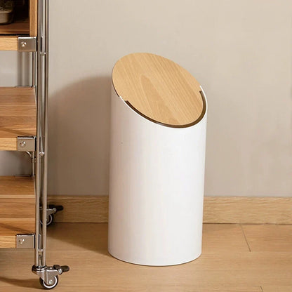 Japandi Afvalbak met Zwenkdeksel – Walnootkleurige Houten Afwerking en Minimalistische Vormgeving – 9L Zwenkafvalbak voor Badkamer en Kantoor