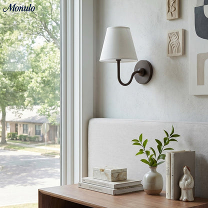 Wandlamp met Geplisseerde Stoffen Kap – Klassieke Verlichting voor Slaapkamer en Woonkamer
