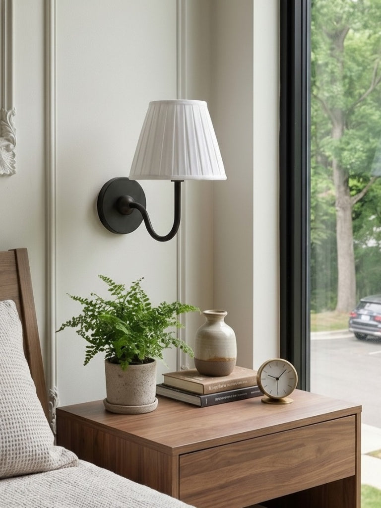 Wandlamp met Geplisseerde Stoffen Kap – Klassieke Verlichting voor Slaapkamer en Woonkamer