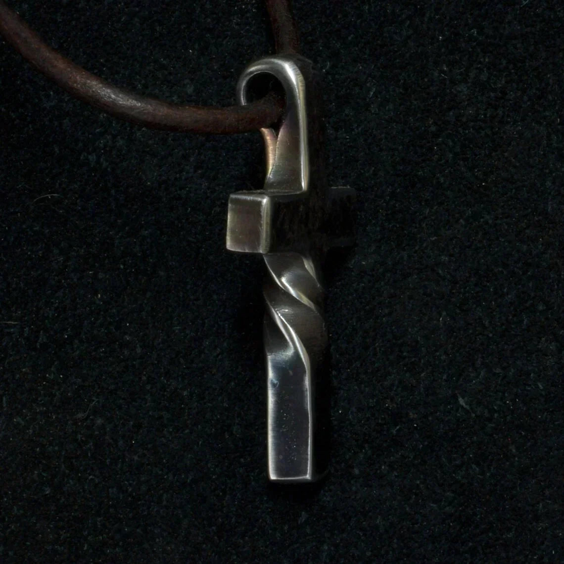 Handgemaakte Kruishanger met Verstelbare Lederen Ketting | Artisanaal Sieraad