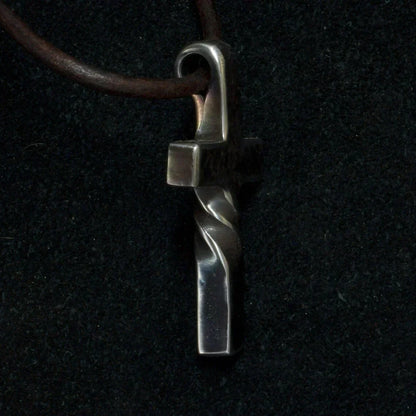 Handgemaakte Kruishanger met Verstelbare Lederen Ketting | Artisanaal Sieraad