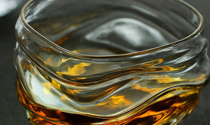 Japans Whiskyglas met Golvende Kristal Textuur 255ml Handgemaakt Premium Barware voor Spiritusproevers en Whiskyliefhebbers Luxe Drinkglas met Houten Kist Oceaanontwerp Kristalglas