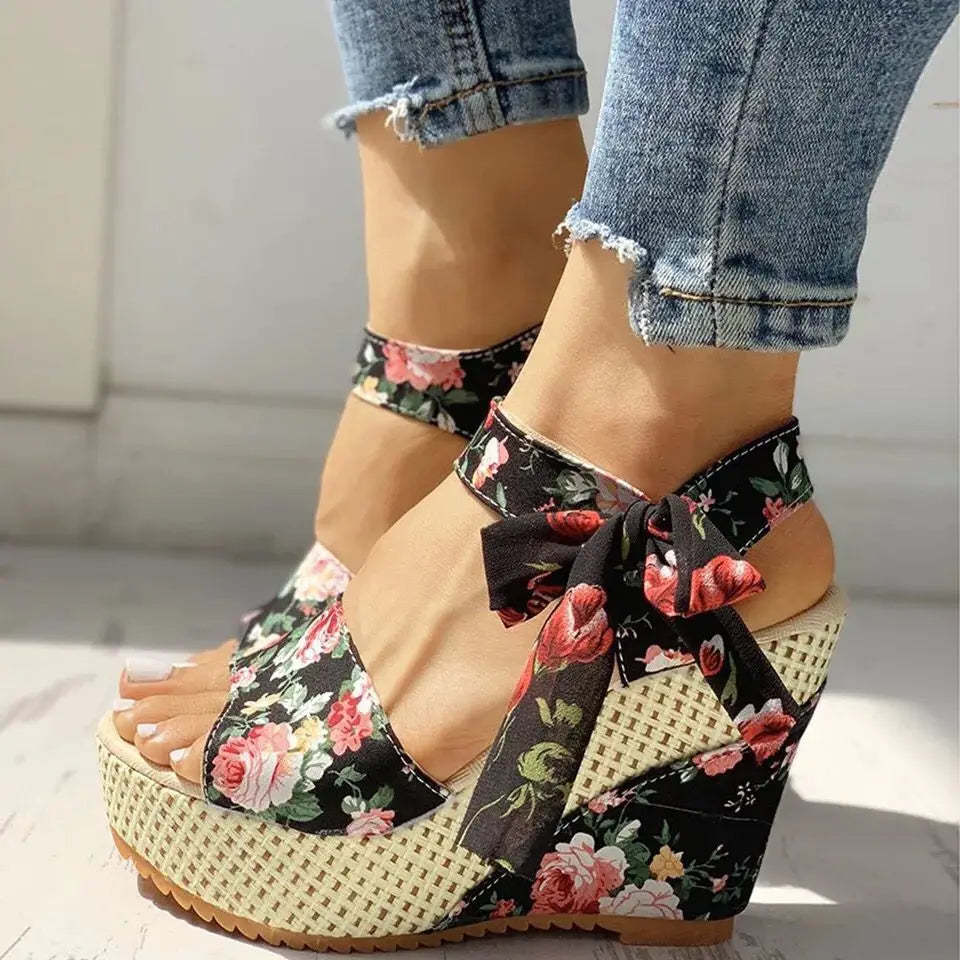 Zandkleurige Sandalen met Bandjes en Hak - StudioMarella