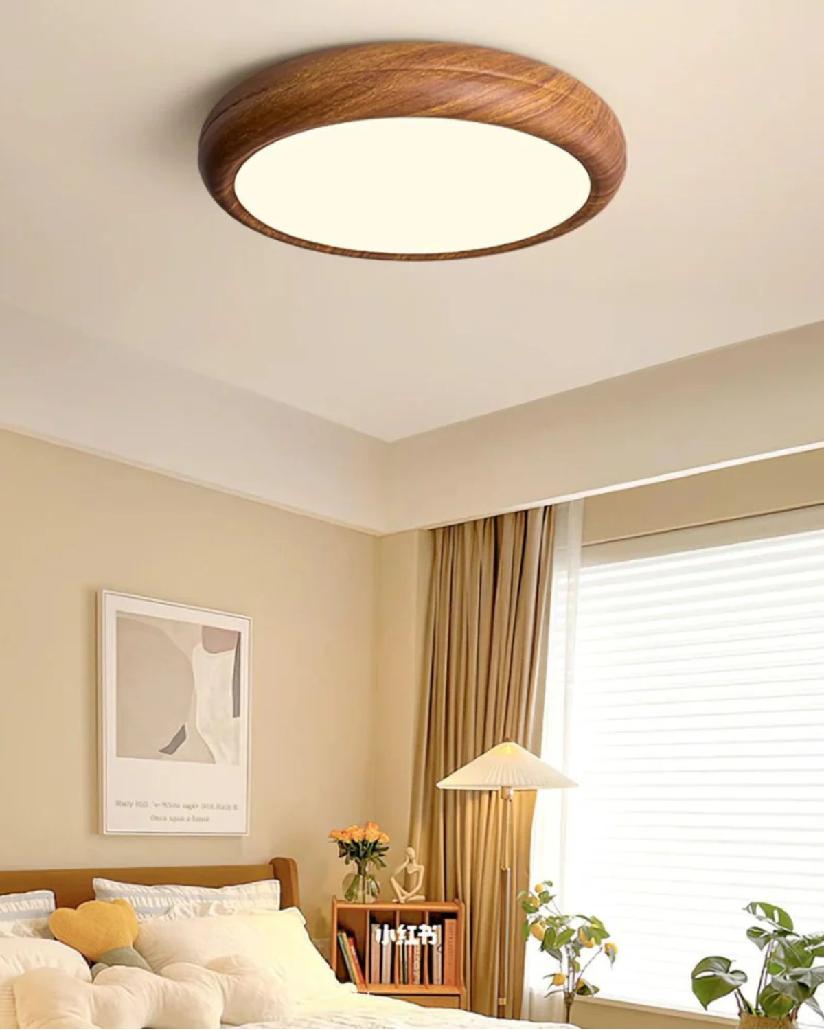 Ronde houten plafondlamp met warm diffuus licht voor serene woonruimtes