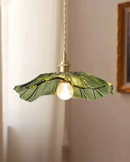 Sculpturale glazen hanglamp met messing fitting en warm licht – artistieke design plafondlamp voor eetkamer en woonkamer