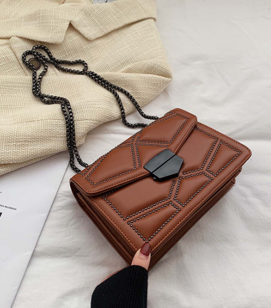 Dames Crossbody Tas Klein met Ketting en Studs Stijlvolle Designer Look