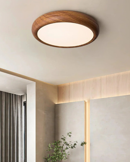 Ronde houten plafondlamp met warm diffuus licht voor serene woonruimtes