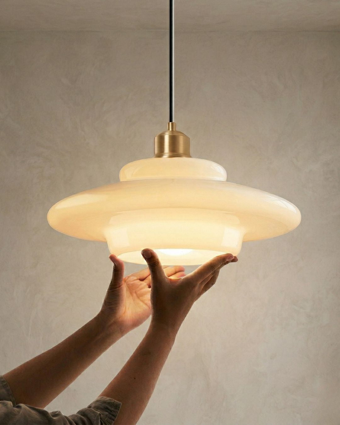 TINA Hanglamp – Mid-Century Melkwit Glas met Geborsteld Messing | Moderne Eetkamer & Keukenverlichting | Verstelbaar | E27 Fitting