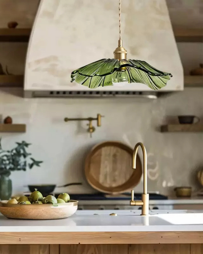Sculpturale glazen hanglamp met messing fitting en warm licht – artistieke design plafondlamp voor eetkamer en woonkamer