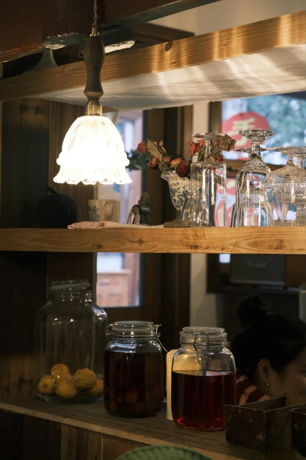 Franse Landelijke Hanglamp Glazen Kap Kwallen Design Transparant of Amber met Walnoot Greep Sfeerverlichting Eetkamer Elegante Plafondlamp