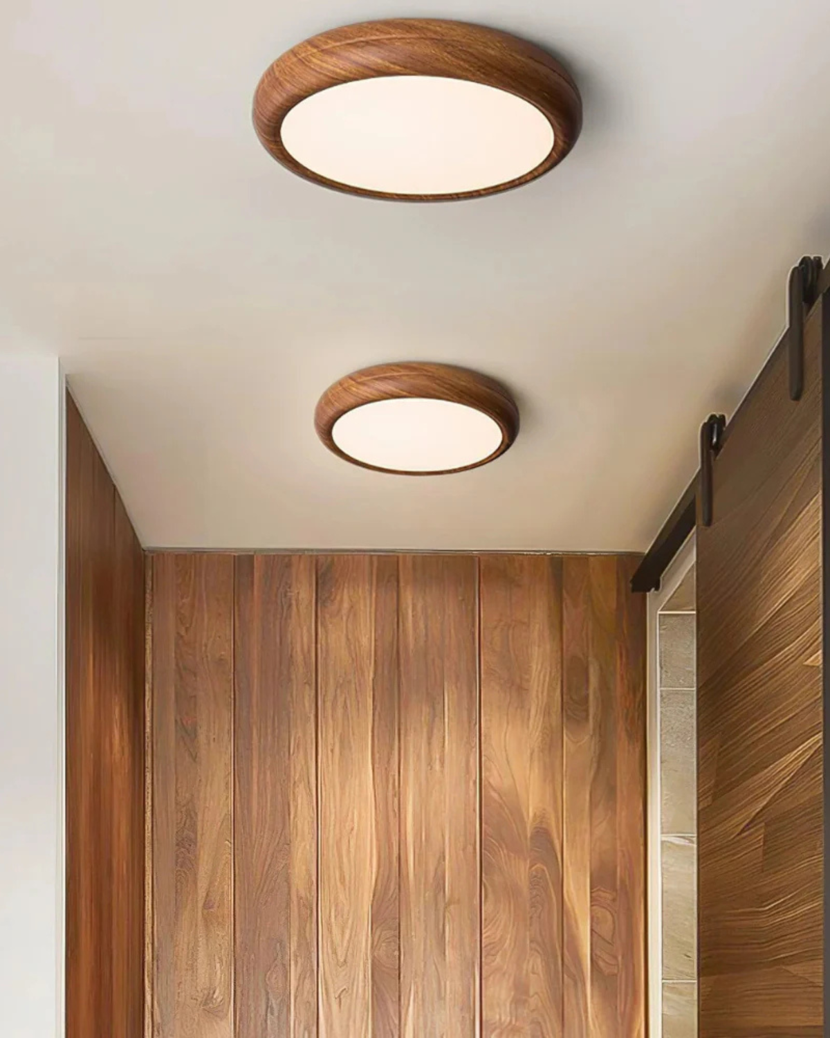 Ronde houten plafondlamp met warm diffuus licht voor serene woonruimtes
