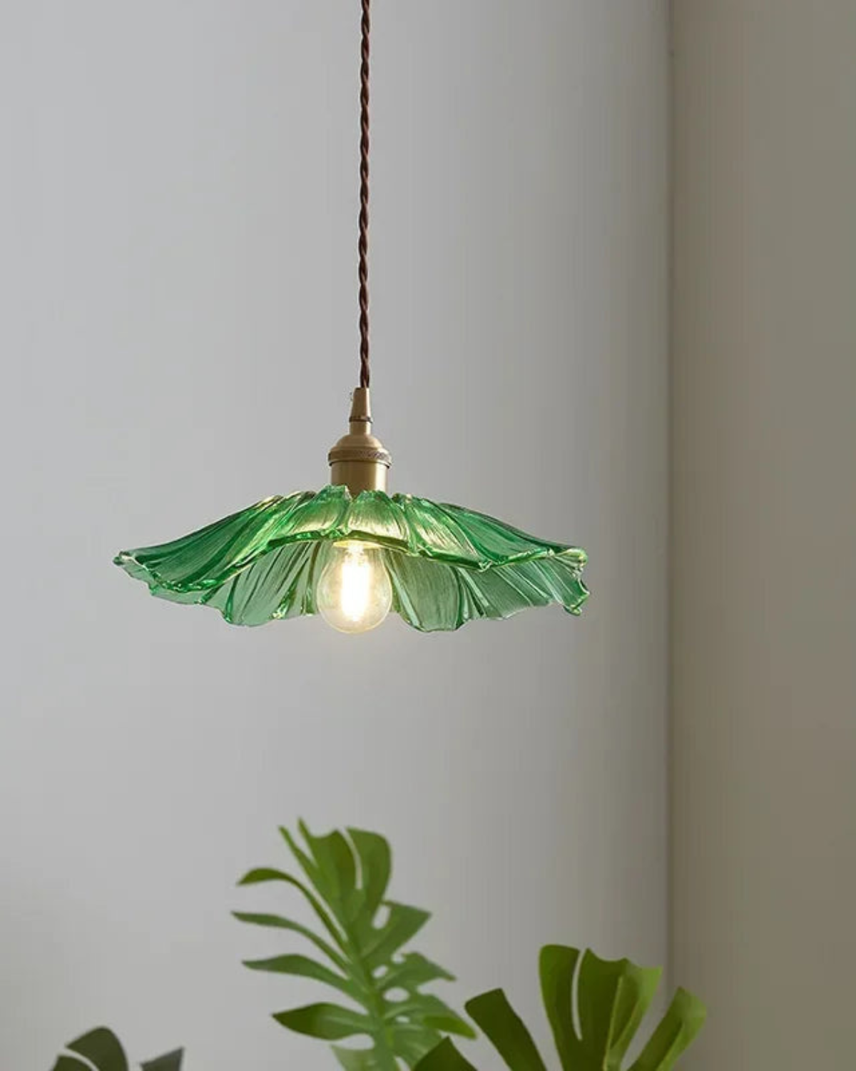 Sculpturale glazen hanglamp met messing fitting en warm licht – artistieke design plafondlamp voor eetkamer en woonkamer