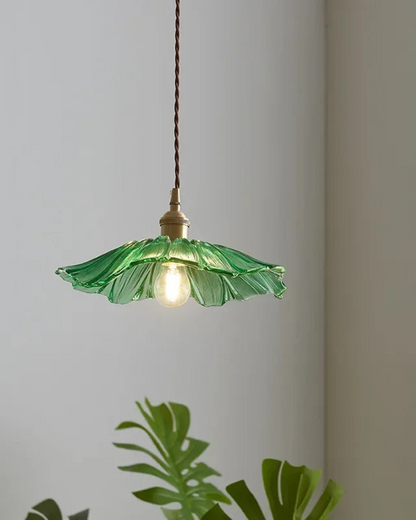 Sculpturale glazen hanglamp met messing fitting en warm licht – artistieke design plafondlamp voor eetkamer en woonkamer