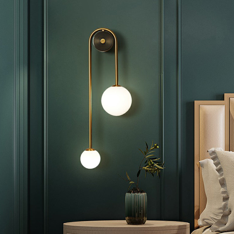 Postmoderne Wandlamp met Dubbele Glazen Bollen – Gebogen Arc Design Messing