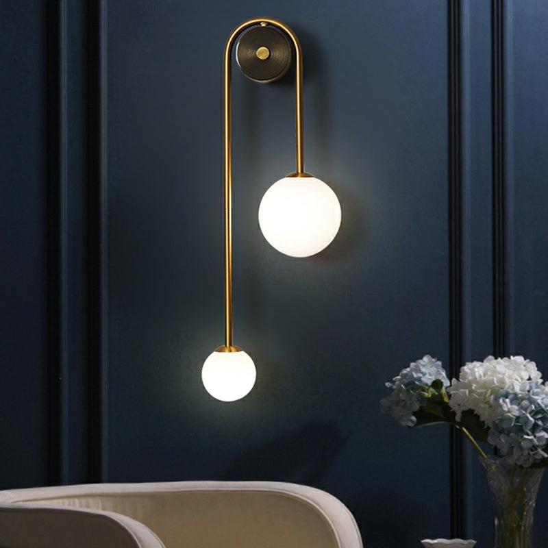 Postmoderne Wandlamp met Dubbele Glazen Bollen – Gebogen Arc Design Messing