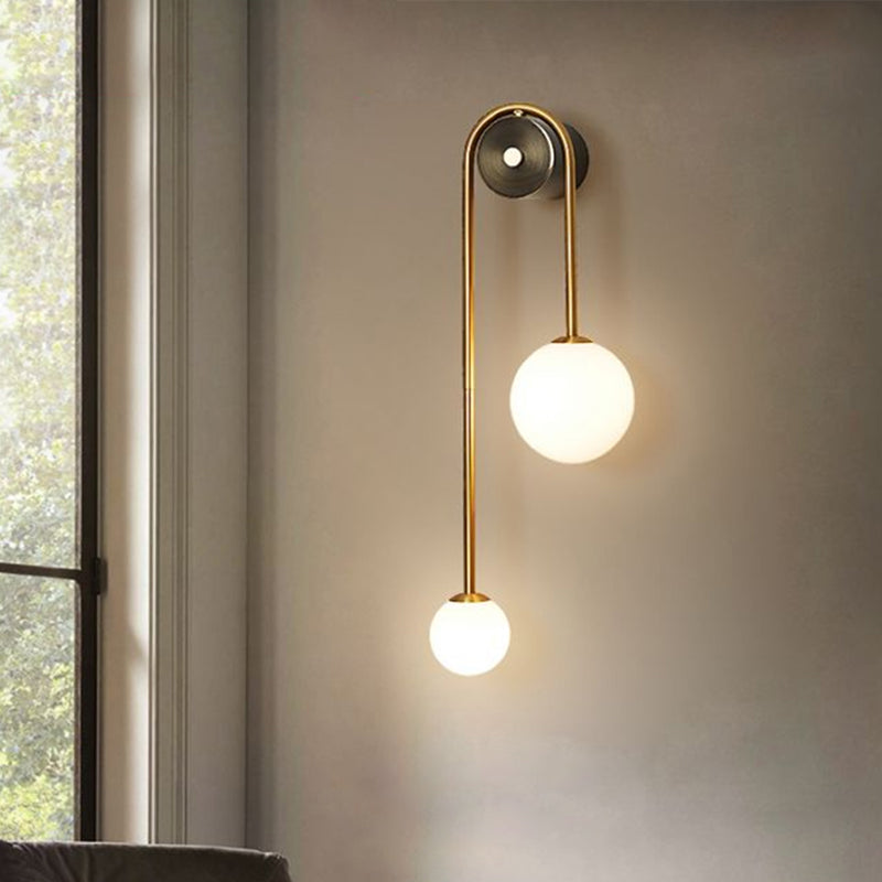 Postmoderne Wandlamp met Dubbele Glazen Bollen – Gebogen Arc Design Messing