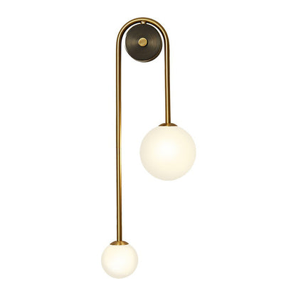 Postmoderne Wandlamp met Dubbele Glazen Bollen – Gebogen Arc Design Messing