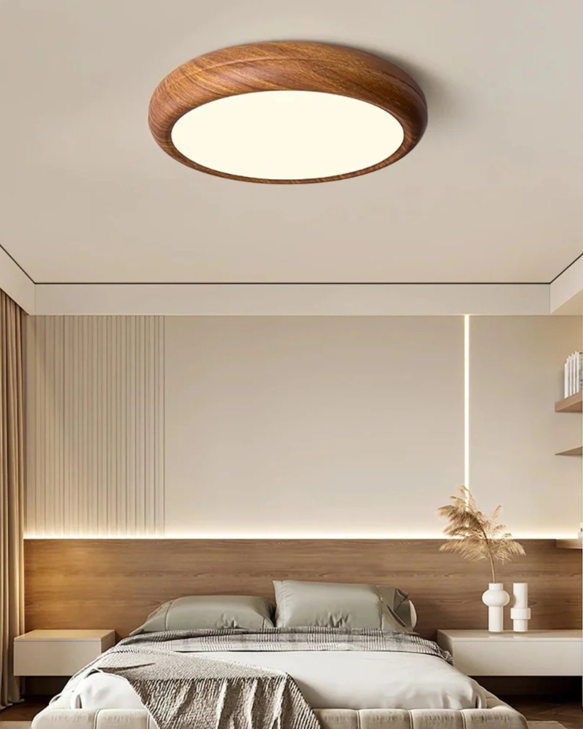 Ronde houten plafondlamp met warm diffuus licht voor serene woonruimtes