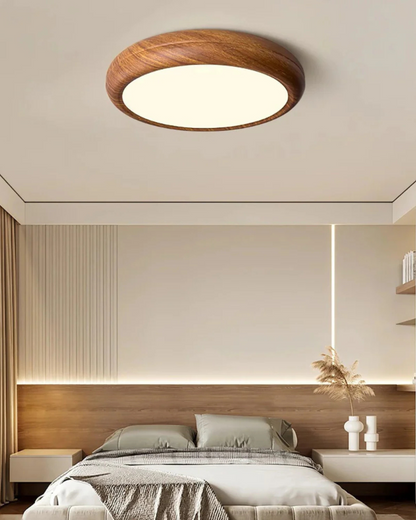 Ronde houten plafondlamp met warm diffuus licht voor serene woonruimtes