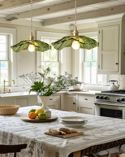 Sculpturale glazen hanglamp met messing fitting en warm licht – artistieke design plafondlamp voor eetkamer en woonkamer