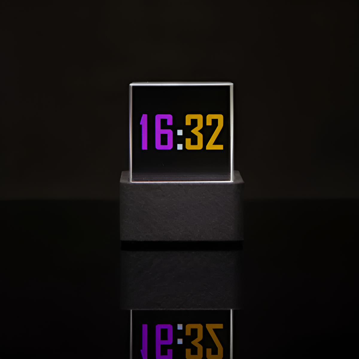 Slimme Klok met Display en Real-Time Updates – Gepersonaliseerd met GIF's