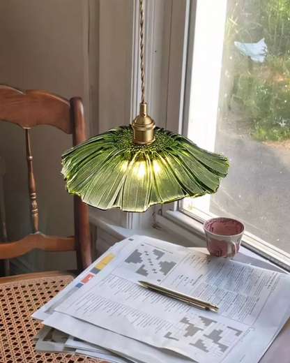 Sculpturale glazen hanglamp met messing fitting en warm licht – artistieke design plafondlamp voor eetkamer en woonkamer