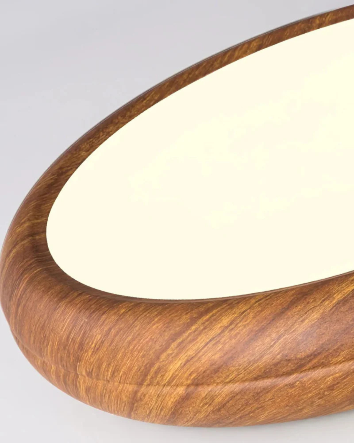 Ronde houten plafondlamp met warm diffuus licht voor serene woonruimtes