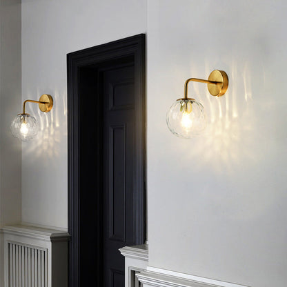 Glazen Wandlamp met Geribbeld Glas en Gouden Armatuur – Minimalistische Verlichting voor Woonkamer en Gang