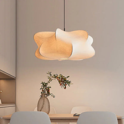 Wabi sabi zijde hanglamp met zachte gloed en Japans minimalistisch design voor serene interieurs