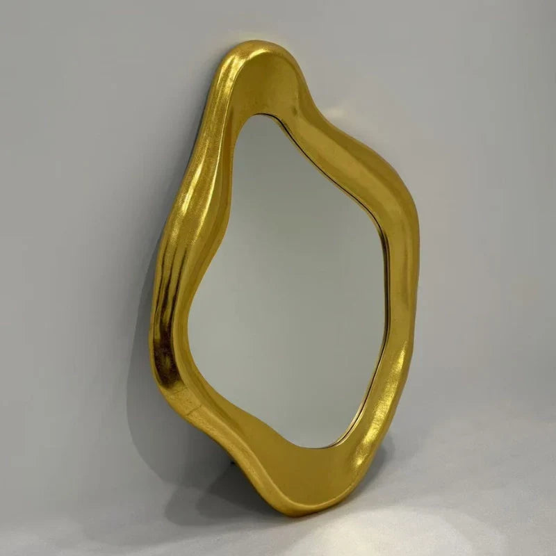 Asymmetrische Wandspiegel met Goudkleurige Houtenlijst – Organische Spiegel Moderne Wanddecoratie